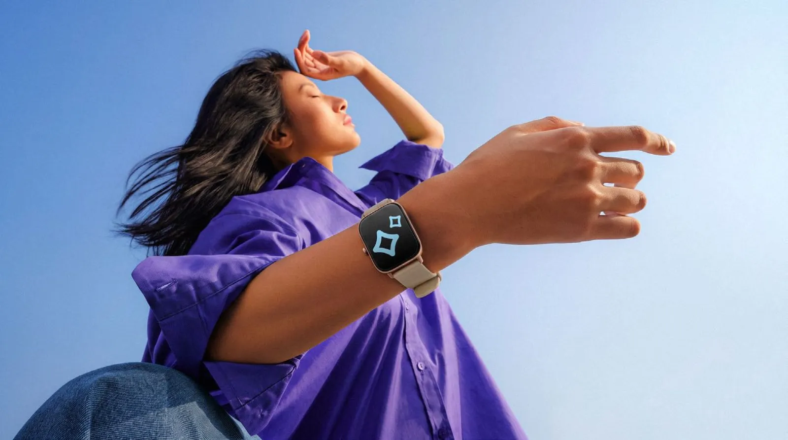 Frau mit Smartwatch, auf der das tapyea Symbol leuchtet